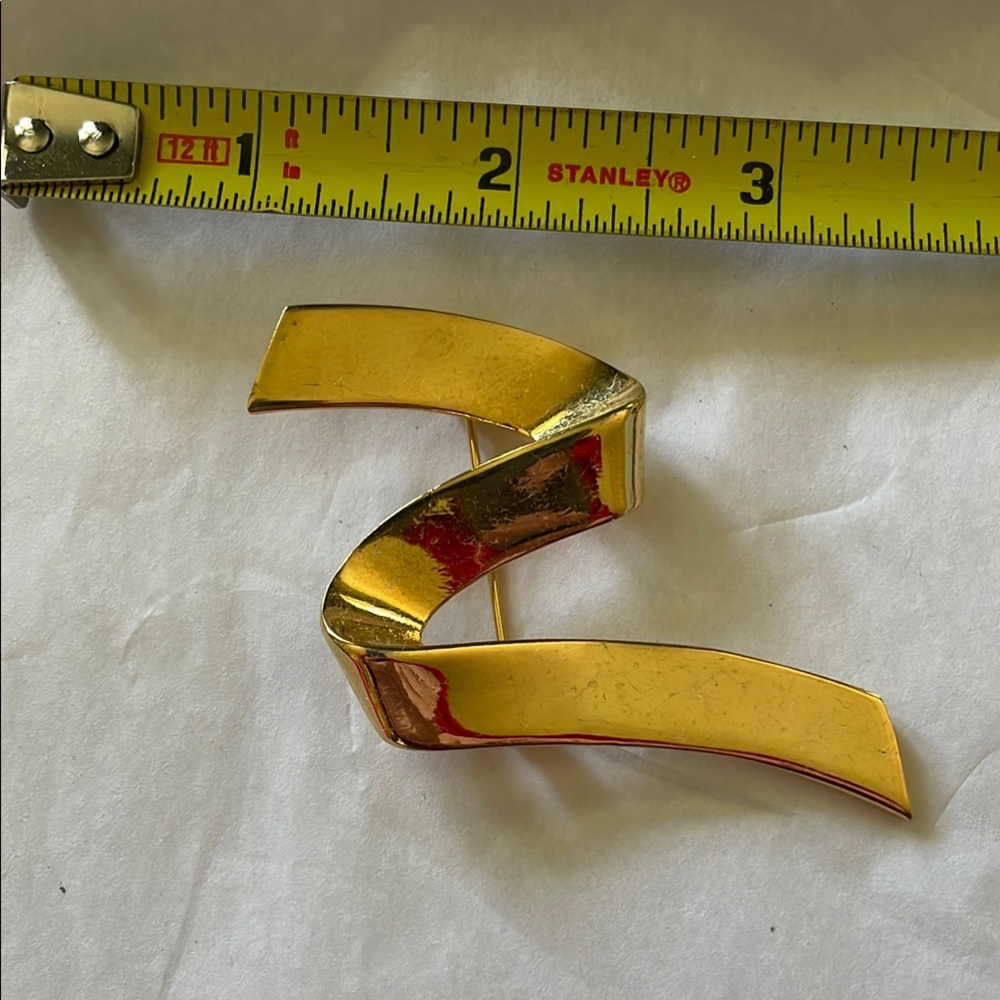 Stylish Gold Ribbon Brooch